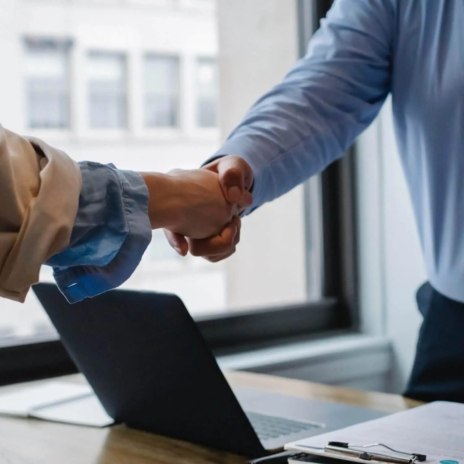Uścisk dłoni z klientem