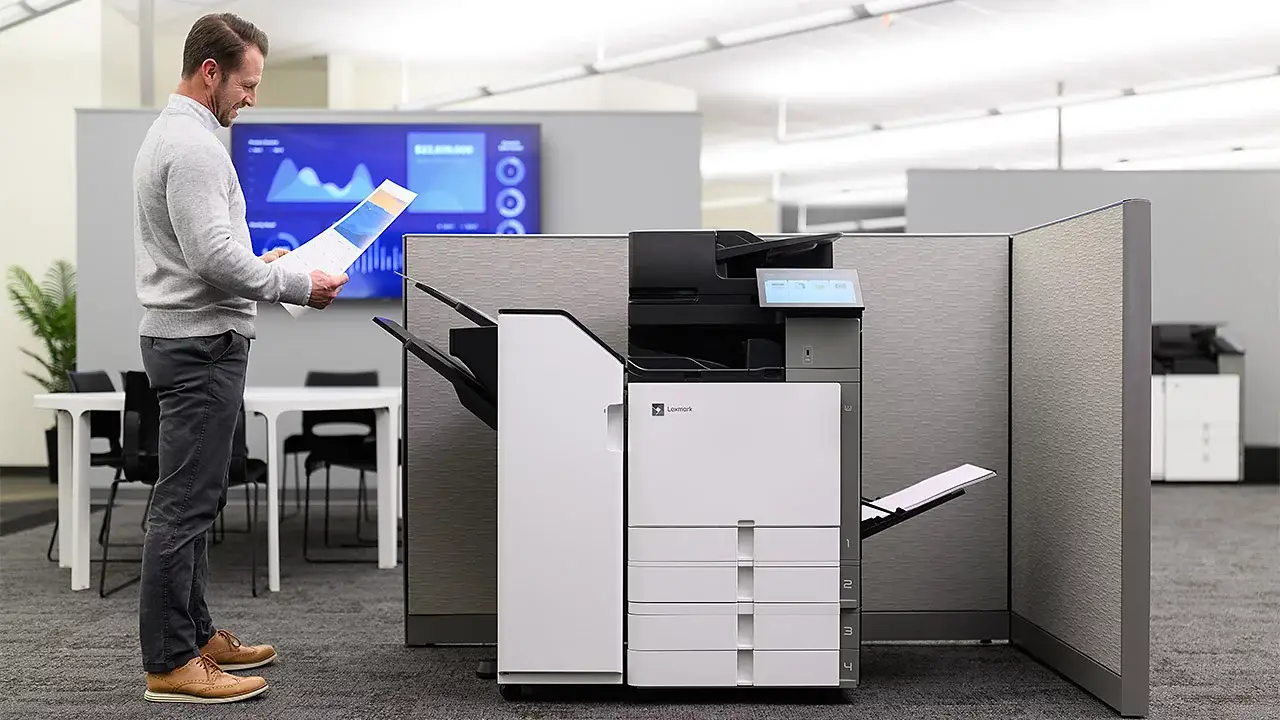 Mężczyzna sprawdzający wydruk z drukarki Lexmark