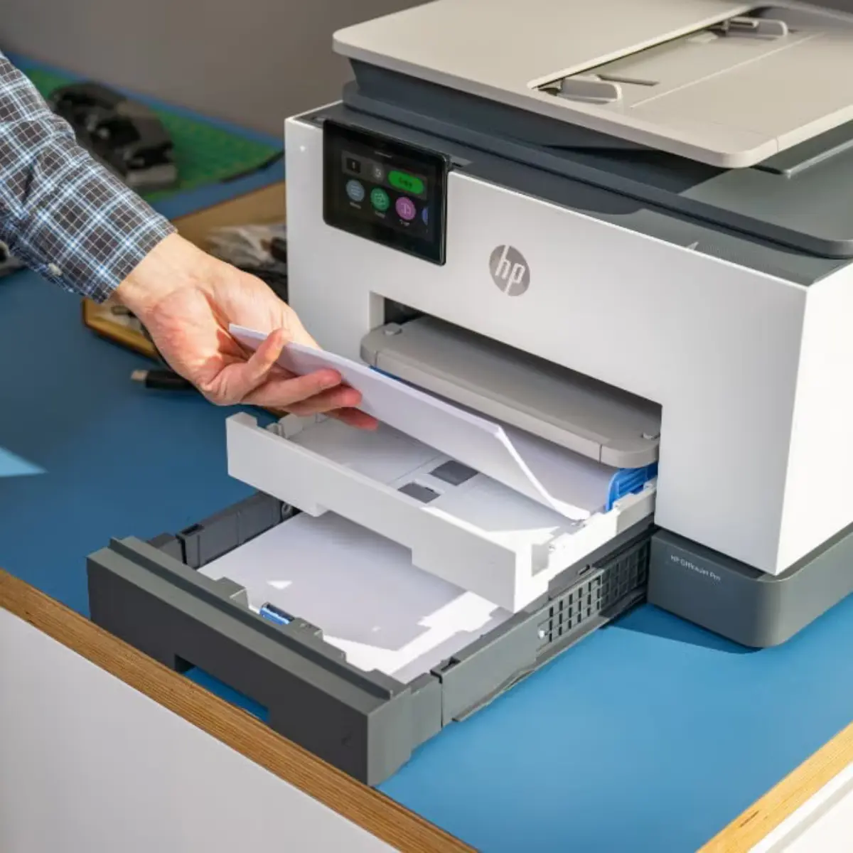 Dokładanie papieru w urządzeniu biurowym marki HP